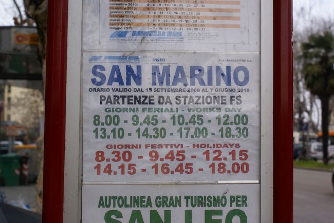 リミニ駅を出て、正面の道路を渡った右斜め前に、サンマリノ行きのバス停があります。<br /><br />冬場は１日８本みたい・・・