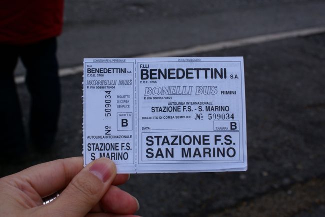 乗車券はこちら。<br /><br />バスの出発の１０分くらい前に、バス停の前におばちゃんが居たので、買いました。<br />居なかったらバスの中でも買えるそうです。<br /><br /><br />駅出た左の先にバス乗車券売り場がありますが、そこは路線バス用で、売ってないとのこと。