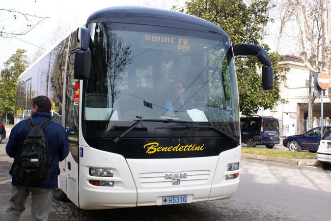 バスはこちら。<br /><br />さすが、国際線！ｗ<br />豪華仕様です。<br /><br /><br />サンマリノまで１時間弱のバス旅です。<br /><br /><br />続きは、冬のヨーロッパ　その14　サンマリノ観光へ