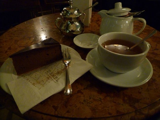 これがデーメルのザッハトルテです。<br />上品な甘さでした。<br />ザッハーと甲乙付けがたい…。