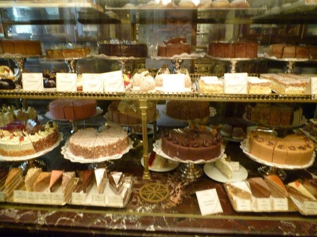ザッハトルテ以外にもケーキがいっぱいあります。<br />持ち帰り用も売っていたのですが、日持ちが心配だったので、板チョコをお土産に買いました。<br />安かったけどかなり美味でした！