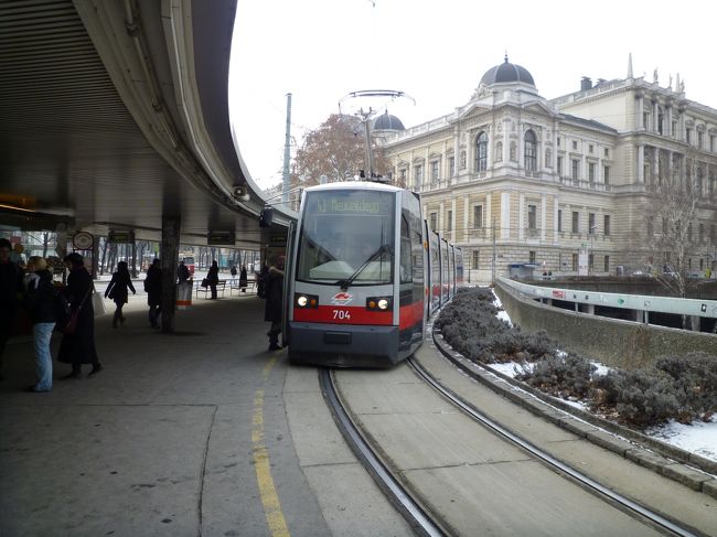 ウィーンのトラムは赤です。<br />とても便利な移動手段です。<br />ちなみに私はトラム・地下鉄の48時間券(10ユーロ)を購入しました。