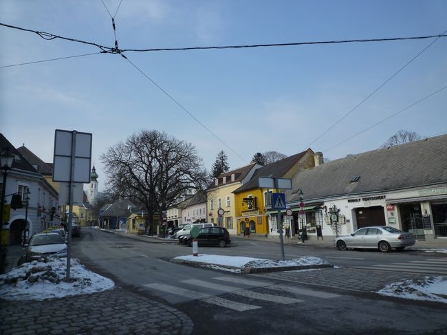 時間を持て余したので思い切ってウィーンの森まで行ってみました。<br />中心地からトラムに乗って３０分でグリンツィグに着きます。<br />ここはホイリゲというワインの新酒を飲める居酒屋が有名な場所です。<br />しかしまだ日が高いのでホイリゲは開いてませんでした。