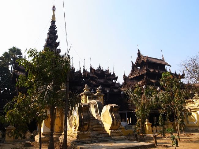 翌日、マンダレー最後の日、ガイドのphyu phyuは宿のロビーで待っていた。<br />自転車で来たのか聞いたら、「来る途中に、自転車が壊れてしまい、近くの知り合いの家に置かしてもらって、そこからバスで来た」と言う。<br />どこまで厳しい生活をしているのだろう。<br /><br />タクシーをチャーターして、古い木造のシュエナンドー僧院に行った。