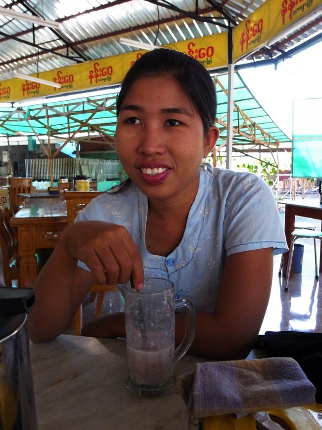 他にも、マハムニ・パヤーやヒスイの市場に行って、ゆっくり食事をしたり、お茶を飲んだりした。<br /><br />「妹が日本語の勉強をしているから、今度来た時は妹がガイドを出来ます」と言った。<br /><br />夢に見ている弁護士に早くなれるように祈った。