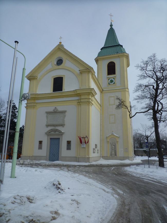 カーレンベルクにある可愛い教会です。<br />時間をかけて来ましたが、寒すぎて結局１５分くらいしかいれませんでした（笑）