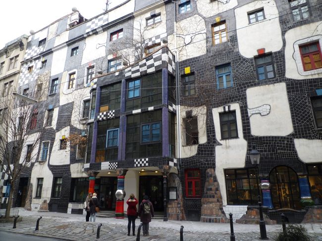 旧市街に戻るとまだ少し時間があったので、クンストハウスウィーンという建物を見に行きました。<br />奇妙で面白かったです。<br />スペインで見たガウディ建築とも少し近い気がします。