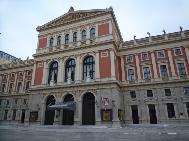 ここはウィーンフィルの本拠地である楽友協会です。<br />この日の夜はここでコンサートを拝聴しました。<br />日本から予約していったので、コンサートの前にチケットを貰いに行きました。