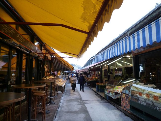 楽友協会からしばらく歩くと、ウィーンの市場、ナッシュマルクトに着きました。<br />様々な惣菜や果物などが売られていて、歩いているだけで楽しかったです。<br />たまに「こんにちわ！」と話しかけてくる陽気なオヤジもいます。