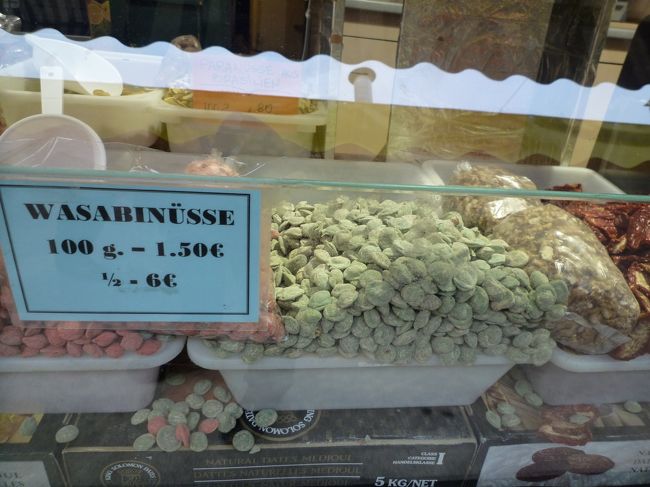 乾物の店もいっぱいありました。<br />写真は「ワサビ」というものです。<br />ナッツの一種みたいですね。