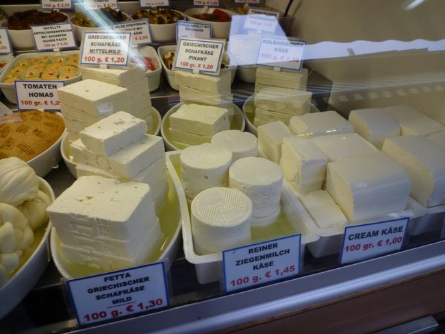 豆腐も売っています。<br />豆腐は野菜と見なされているようで、八百屋に売っていることが多かったです。