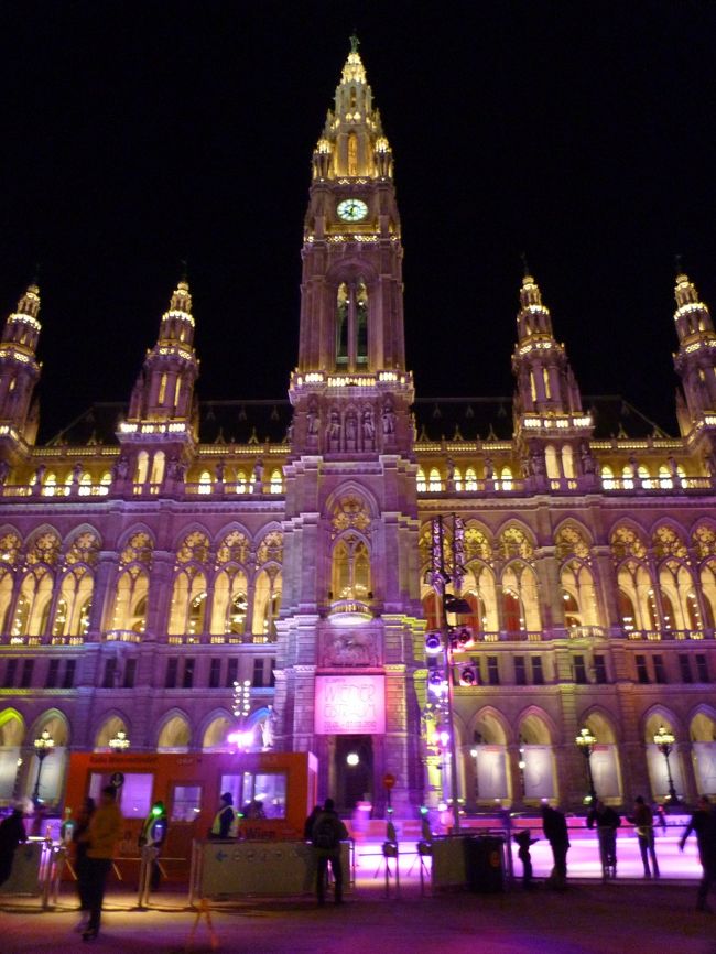 トラムでコンサートに向かう途中、思わず途中下車してしまいました(笑)<br /><br />この綺麗な建物はウィーン市庁舎です。<br />冬はスケートリンクになるのですが、夜はライトアップしてダンスフルなミュージックまでかかります。