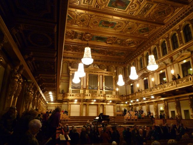 楽友協会の黄金のホールです。<br />ウィーン最後の夜は、ここでコンサート。<br />52ユーロでした。<br />音響効果がとても良いホールでした。<br /><br />市庁舎に見とれていて遅れそうになりましたが(笑)<br /><br /><br />ウィーンの旅行記は以上です。<br />次の日は早朝列車でハンガリーのブダペストに移動です。