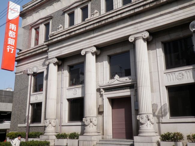 どっしりした建物の三条通の南都銀行。