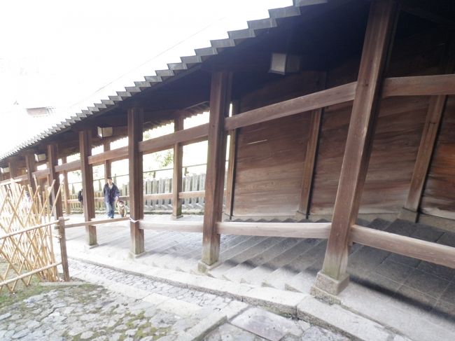 お松明が駆け上がる屋根つきの階段。