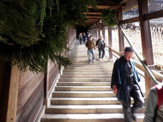 階段を下ります。