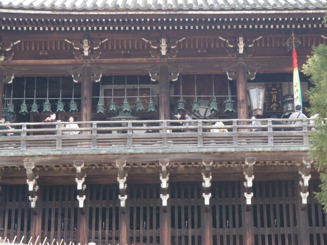 堂の下からの仰観。