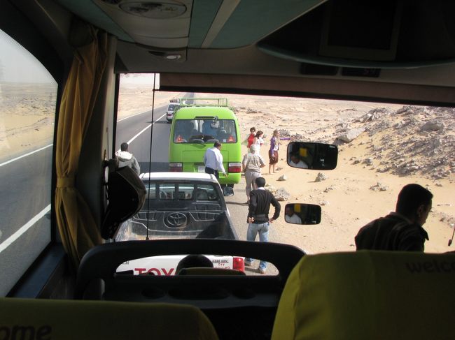 最後尾我々のバスが、エンストの車のロシア人ツアー<br />を。運転席の横には銃もあり。緊張。だがロシア語の挨拶を覚えるハプニングも。