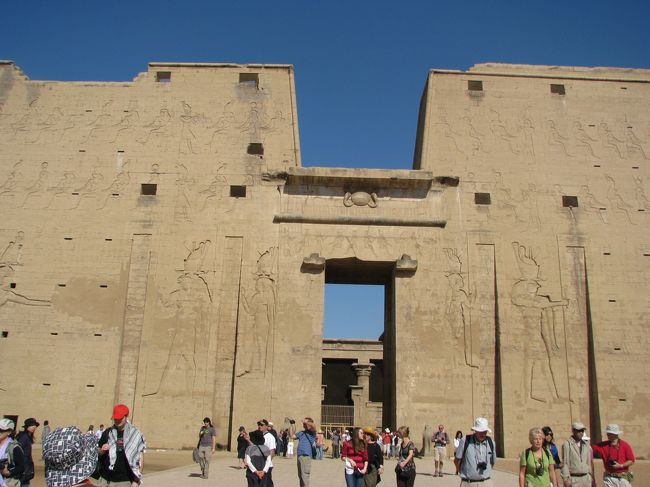 イシス神がホルス神を生んだ所。<br />未完成のハトホル神殿も。