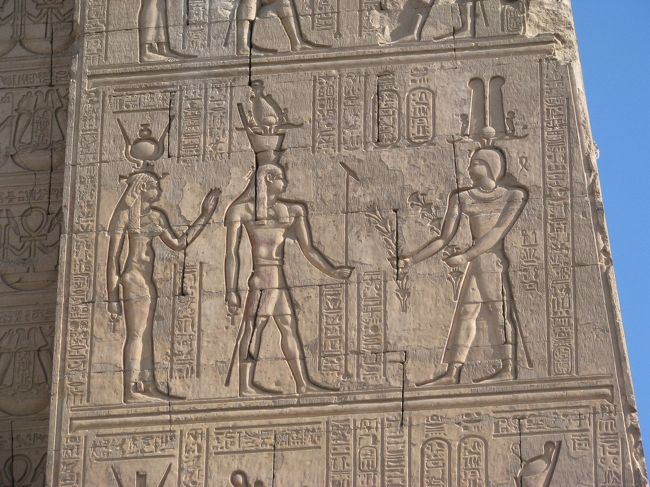 見事な壁画が多数。ホルス神は太陽の神である隼を頭に