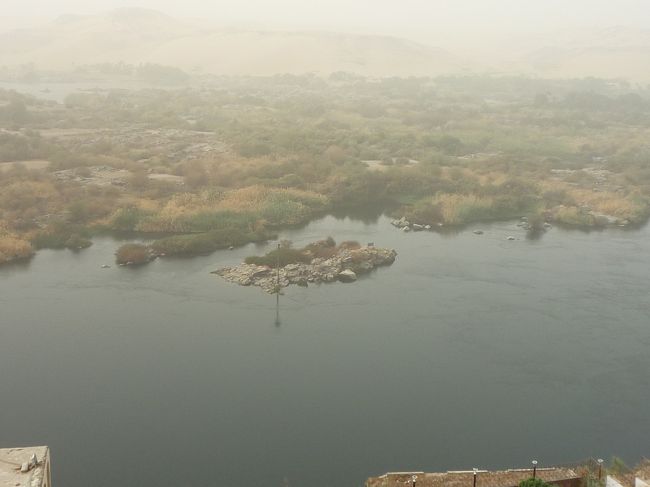 カイロ１１時１５分発のMS３８３でアスワン１２時４０分着。<br />ホテルからのピックアップ（有料）を頼んであったのに空港にはSホテルからのお迎えが無く、主人が旅行会社の方の携帯電話を借りてホテルへ電話した。<br />アスワンの飛行場に着く前から　地上が土色の空気でぞっとしたが何とかホテルの部屋の窓から景色が見えた。