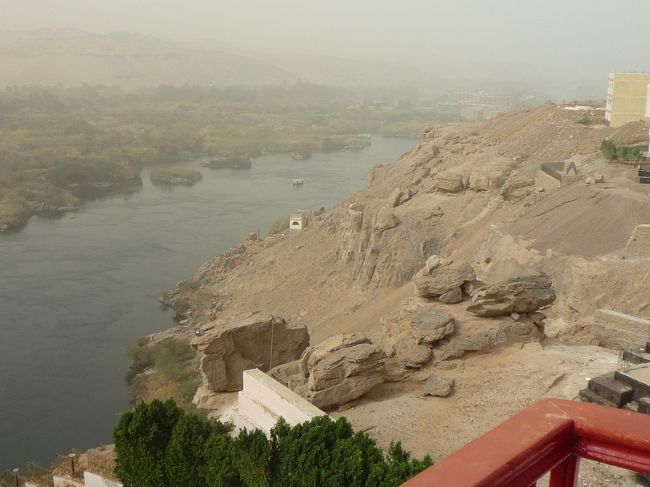 部屋のベランダから見える景色。<br />空気は肺に悪そう。<br />こんなイメージは思いもかけなかったが---。<br />写真だけ撮って室内へ。