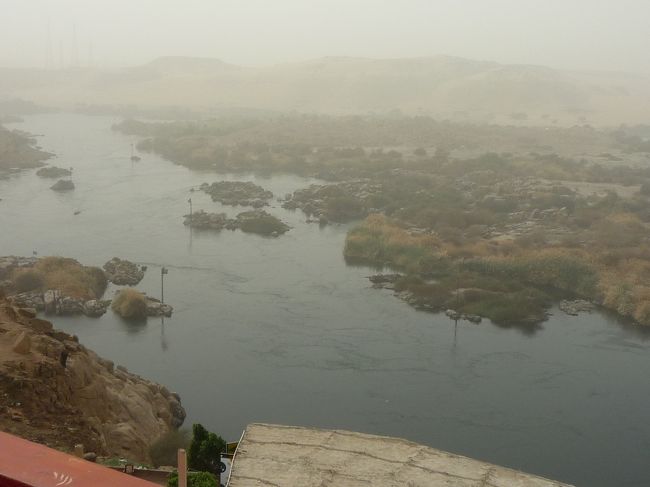 土色の空気は写真では分かりづらい。<br />土っぽい臭いがしたが---（ベランダから）。