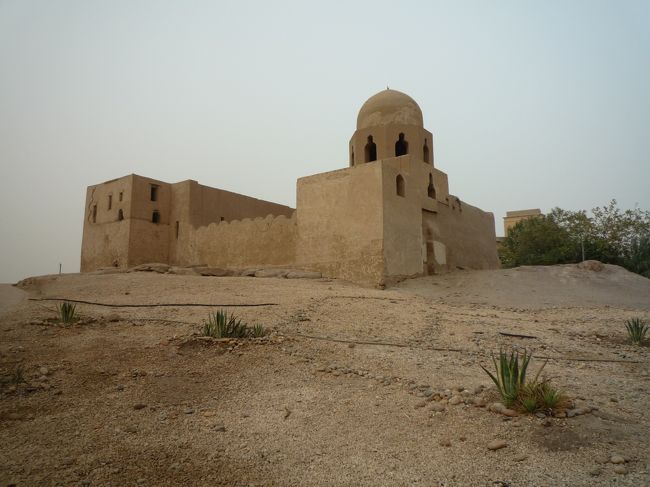 ホテルのフロントでマネージャーらしき人とヌビアンミュージアムに行きたかったけど空港の迎えが遅かったのでこれからでも行けるか尋ねると　大丈夫と言うので早速出かけた。<br />送り迎え２人で１００LE 。<br />帰りにお水を買えるお店に立ち寄ってもらった。<br />この写真は博物館の庭に建てられたもの。