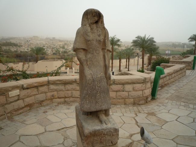 博物館の中を見た後、庭をウロウロ。<br />空気が悪いと文句を言いながら---そのうちに空気の悪いのに慣れてきて平気になってきた。