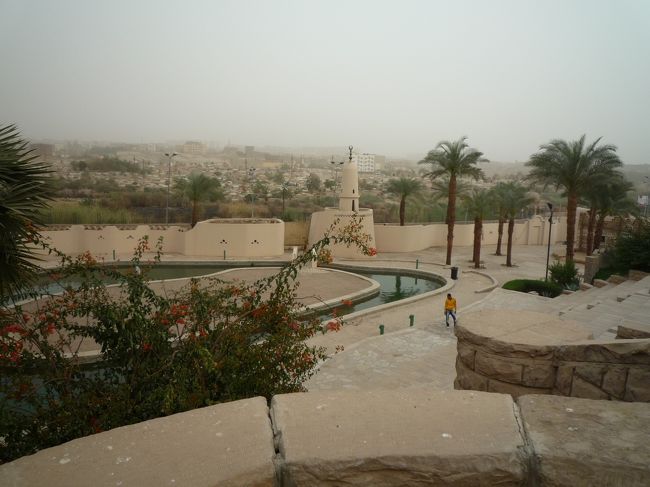 綺麗ではない空気に慣れてくると　庭歩きも楽しくなってくる。<br />この博物館の庭は広かった。