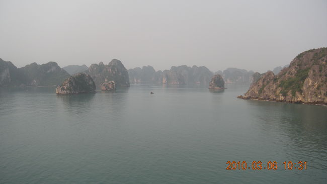 部屋の窓から外を見るともうそこはハロン湾。<br />慌ててカメラを持ちデッキへ。