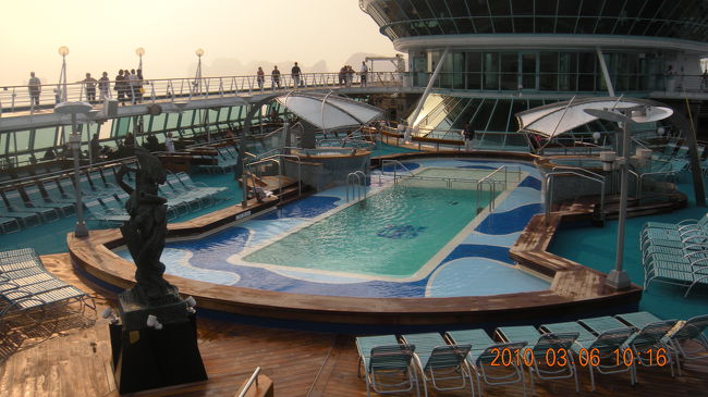 （デッキにでたついでに）<br />レジェンドオブザシーズのプール