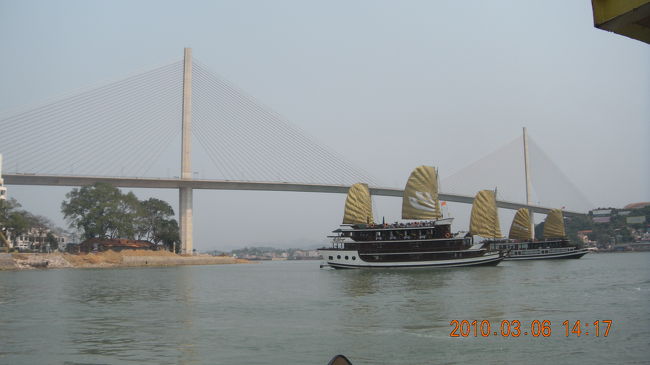 レジェンドオブザシーズのデッキから眺めを楽しんだ後は、ジャンク船に乗り換えてハロン湾クルーズに出発。