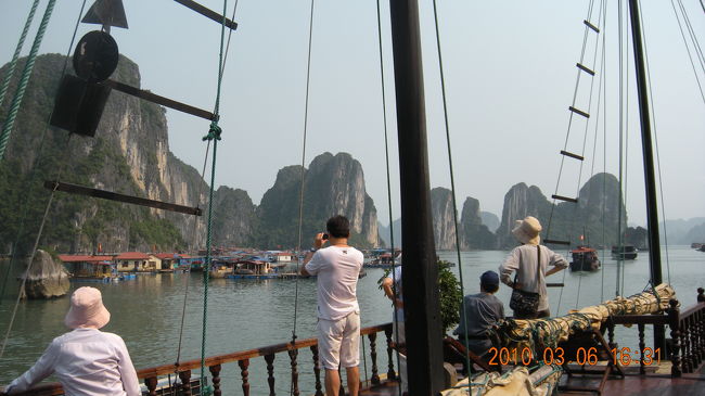 ジャンク船のデッキで眺めを楽しむ。<br />