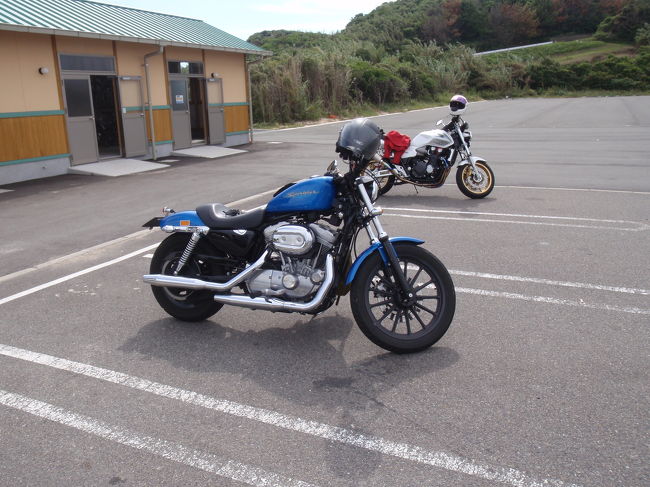 島道の駅？駐車場にて私のバイク883と知人のバイクＣＢ1300。
