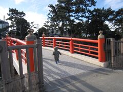 



海岸から森戸神社の向かうところの橋です。