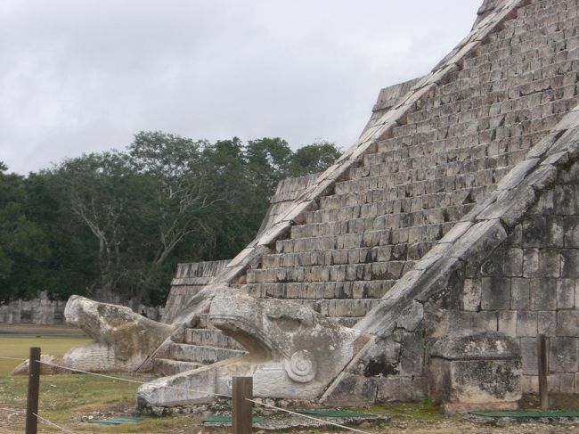 ピラミッド階段にそってククルカン<br /><br />ククルカンとは「羽毛をもつ蛇」の姿をした神の事。<br />春分と秋分の日、頭部の上にある階段側面にできる光と影が羽となって映し出され蛇の胴体のように見えます。<br />その姿を見る為に春分を秋分の日は大変混雑するそうです。<br />写真で見せてもらいましたが是非実際に見てみたいものです。