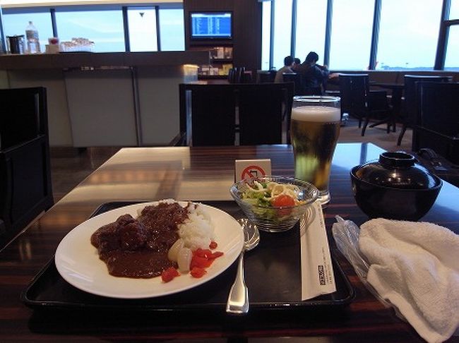 成田に到着後すぐに出国。<br />そしていつもの、ファーストクラスラウンジで遅めのお昼ご飯です。<br />4月からは、JGPでなくなるのでここに入れるのもこれが最後かと・・・<br /><br />ほんとここのカレーは絶品です。。<br /><br />軽くご飯を食べたあと、シャワーでも浴びてさっぱりしようとカウンターに行くと、1時間待ちとのこと・・<br /><br />そんなには待ってられないので、別のラウンジに行くことに。。