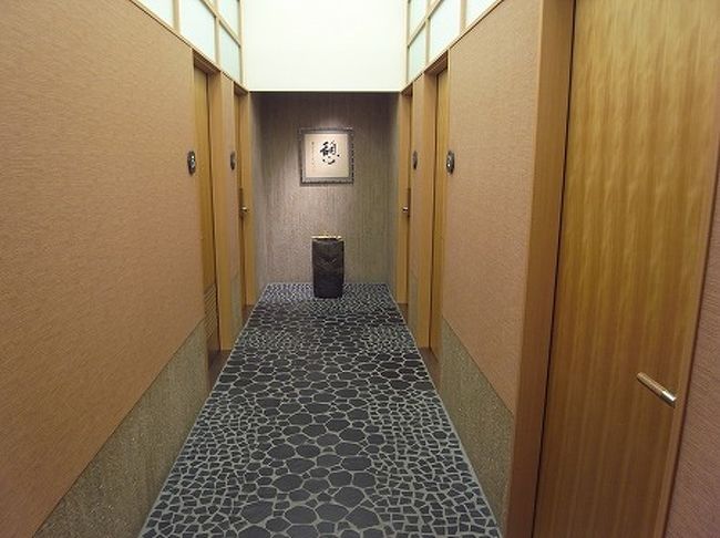 シャワーをお願いするとカードキーをくれました。<br />こっちは空いています。<br /><br />シャワールームのあるところも、和風なつくりで<br />いい感じですね。