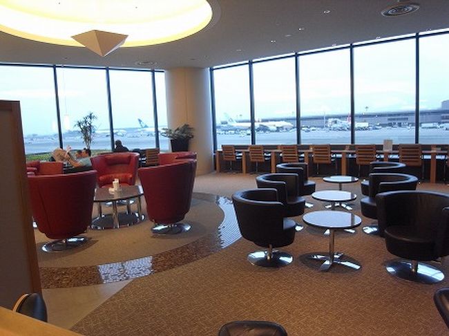 ロサンゼルスまでのフライトに備え、シャワーでスッキリしたあとは、このままこのラウンジにいることに。。<br />ここも飛行機が良く見えて感じがいいラウンジです。