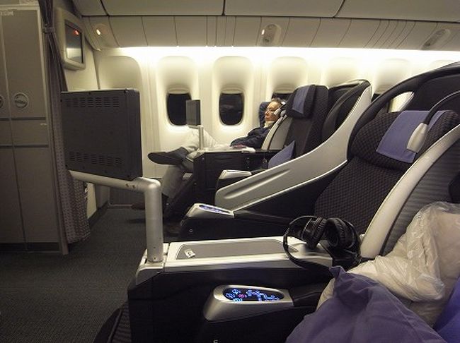 席はパルクヘッドの通路側。<br />でも、この席モニターが内臓式ですので<br />せっかくシェルフラットシートNEOやのに、<br />シートバックの画面に比べて、かなり小さいのでちと不満です・・・。