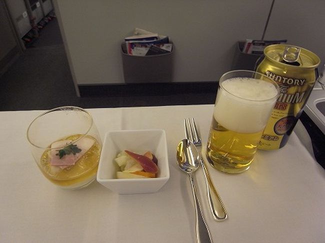 いよいよ機内食タイムです。