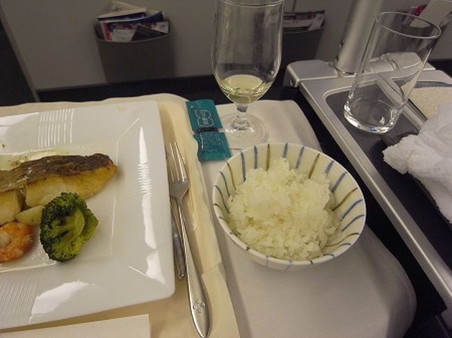 洋食やけど、やっぱ炊きたてのご飯が欲しいよね。<br /><br />アジア線と違って、一皿ごとにサーブされるのは高級感もあっていいですね。