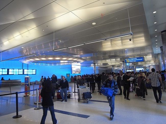 約9時間半で、ロサンゼルス国際空港に到着。昨年来た時はデルタだったので別ターミナルでしたが、今回は10年ぶりくらいのトムブラッドレーターミナルです。<br /><br />ここの悪妙高きイミグレーションは長蛇の列・・・<br />皆、色々と聞かれたり記入漏れがあったり、写真撮るバカがいて画像データを消すのに手間取って進まなかったり・・45分くらい並んでやっと私の番。<br />なんの質問もなく、すんなりと通過でした。