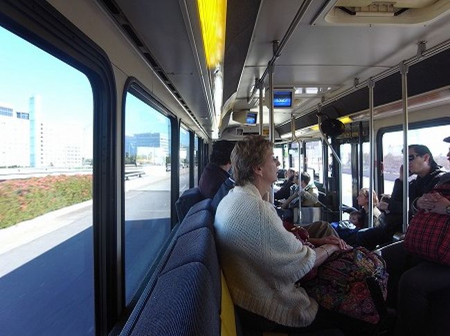 ハーツのレンタカーバスに乗りレンタカーセンターへ。