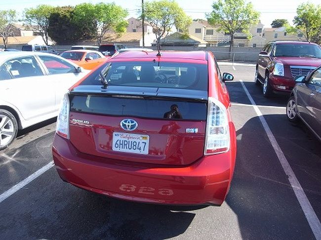 ハーツのレンタカーセンターに着き、No1ゴールドクラブメンバーの表示板を見ると、ありました私の名前が。。<br />番号の書かれてある駐車場に行くと、ありました赤いプリウスが！<br />ブレーキ問題で全米を賑わしていますが、そこをあえてプリウスです（笑）<br /><br />このNo1ゴールドクラブメンバーのシステムはカウンターで手続きせずにすぐ乗り出せるので便利です。。