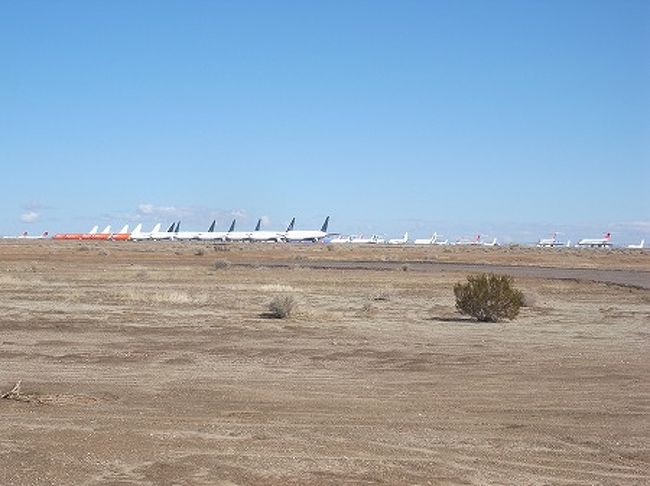 約1時間半ほどのドライブでモハビ空港に来ました。<br />この空港には、要らなくなった飛行機が世界中からきてストアされてます。<br />空気が乾燥してるので、機械を保存しておくのにいいんやろね。<br />ズラーっと並ぶ旅客機は壮観です。