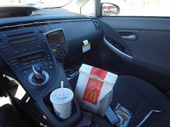 このモハビで昼食。。マックです。<br />ドライブしながら食べます。