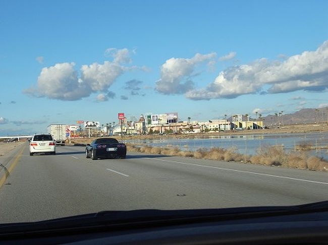 いよいよネバダ州に入ります。カジノのあるホテルやアウトレットが見えてきました。
