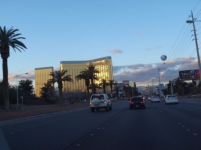 だいぶ日が傾きかけたころ、モハビから4時間でラスベガスに入ってきました。<br />ストリップ通りに入り、マンダレイベイの金色のホテルが見えてきました。